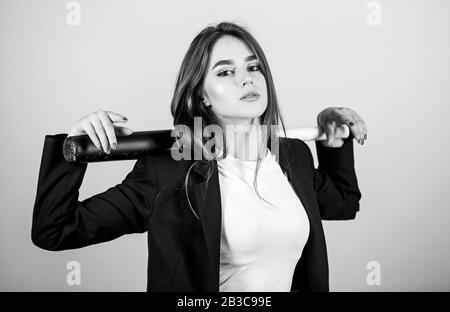 Vertrauen und Stärke. Frau hübsches Mädchen tragen formalen Jacke und halten Sie Baseball Bat. Schön und gefährlich. Das Spiel. Business Strategie. Aggressiv. Business Lady Boss. Entscheidende Aktionen. Stockfoto
