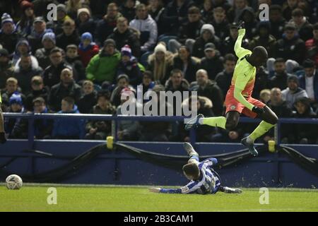 Sheffield, ENGLAND - 4. MÄRZ Alex Hunt von Sheffield Wednesday tackelt Benjamin Mendy von Manchester City während des FA Cup Fifth Road Matches zwischen Sheffield Wednesday und Manchester City in Hillsborough, Sheffield am Mittwoch, 4. März 2020. (Credit: Mark Fletcher/MI News) Foto darf nur für redaktionelle Zwecke in Zeitungen und/oder Zeitschriften verwendet werden, Lizenz für kommerzielle Nutzung erforderlich Credit: MI News & Sport /Alamy Live News Stockfoto