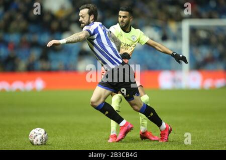 Sheffield, ENGLAND - 4. MÄRZ die Riyad Mahrez Kämpfe von Manchester City mit Steven Fletcher von Sheffield Wednesday während des FA Cup Fifth Road Matches zwischen Sheffield Wednesday und Manchester City in Hillsborough, Sheffield am Mittwoch, 4. März 2020. (Credit: Mark Fletcher/MI News) Foto darf nur für redaktionelle Zwecke in Zeitungen und/oder Zeitschriften verwendet werden, Lizenz für kommerzielle Nutzung erforderlich Credit: MI News & Sport /Alamy Live News Stockfoto