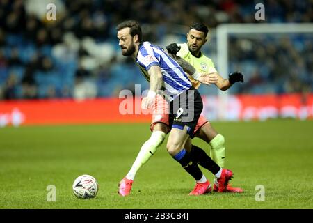 Sheffield, ENGLAND - 4. MÄRZ die Riyad Mahrez Kämpfe von Manchester City mit Steven Fletcher von Sheffield Wednesday während des FA Cup Fifth Road Matches zwischen Sheffield Wednesday und Manchester City in Hillsborough, Sheffield am Mittwoch, 4. März 2020. (Credit: Mark Fletcher/MI News) Foto darf nur für redaktionelle Zwecke in Zeitungen und/oder Zeitschriften verwendet werden, Lizenz für kommerzielle Nutzung erforderlich Credit: MI News & Sport /Alamy Live News Stockfoto