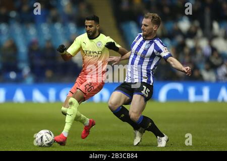 Sheffield, ENGLAND - 4. MÄRZ Tom Lees von Sheffield Wednesday Battles with Manchester City's Riyad Mahrez während des FA Cup Fifth Road Matches zwischen Sheffield Wednesday und Manchester City in Hillsborough, Sheffield am Mittwoch, 4. März 2020. (Credit: Mark Fletcher/MI News) Foto darf nur für redaktionelle Zwecke in Zeitungen und/oder Zeitschriften verwendet werden, Lizenz für kommerzielle Nutzung erforderlich Credit: MI News & Sport /Alamy Live News Stockfoto