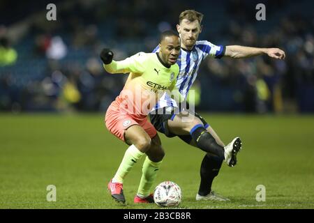 Sheffield, ENGLAND - 4. MÄRZ Tom Lees von Sheffield Wednesday Battles mit Raheem Sterling von Manchester City während des Fifth Road Matches des FA Cup zwischen Sheffield Wednesday und Manchester City in Hillsborough, Sheffield am Mittwoch, 4. März 2020. (Credit: Mark Fletcher/MI News) Foto darf nur für redaktionelle Zwecke in Zeitungen und/oder Zeitschriften verwendet werden, Lizenz für kommerzielle Nutzung erforderlich Credit: MI News & Sport /Alamy Live News Stockfoto