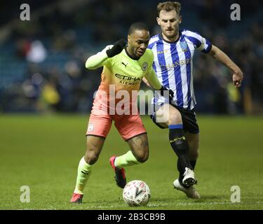 Sheffield, ENGLAND - 4. MÄRZ Tom Lees von Sheffield Wednesday Battles mit Raheem Sterling von Manchester City während des Fifth Road Matches des FA Cup zwischen Sheffield Wednesday und Manchester City in Hillsborough, Sheffield am Mittwoch, 4. März 2020. (Credit: Mark Fletcher/MI News) Foto darf nur für redaktionelle Zwecke in Zeitungen und/oder Zeitschriften verwendet werden, Lizenz für kommerzielle Nutzung erforderlich Credit: MI News & Sport /Alamy Live News Stockfoto