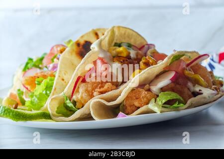 Knuspriger gebratener Boomboom kreischen Tacos mit Reis Stockfoto