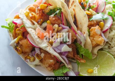 Knuspriger gebratener Boomboom kreischen Tacos mit Reis Stockfoto