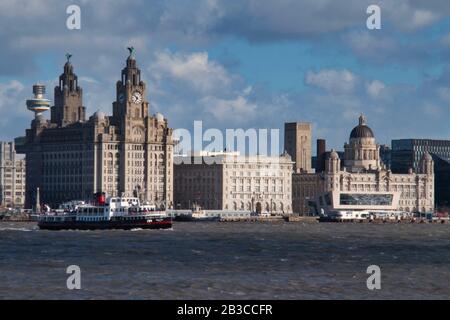 Die Mersey Ferry Royal Iris führt an einem sonnigen Tag an den Drei Graces an der historischen Küste Liverpools vorbei, die zum UNESCO-Weltkulturerbe gehören Stockfoto