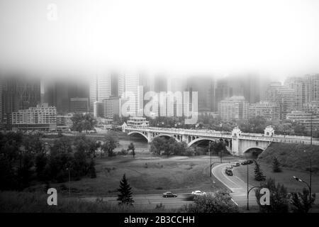 Stadtbild Calgary in Alberta in der Nacht in einer nebligen Tag, Kanada. Stockfoto