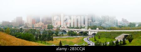 Stadtbild Von Calgary. Mitten im tiefen Nebel. Nebeliger und kalter Tag. Center Street Bridge Stockfoto