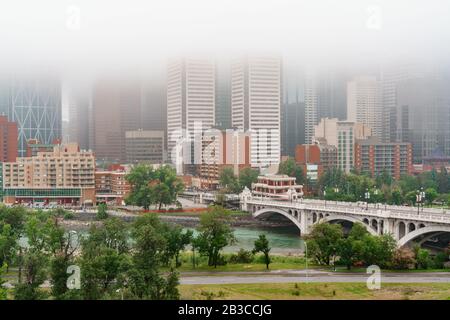 Stadtbild Von Calgary. Mitten im tiefen Nebel. Nebeliger und kalter Tag. Center Street Bridge Stockfoto