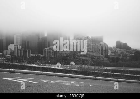 Stadtbild Calgary in Alberta in der Nacht in einer nebligen Tag, Kanada. Stockfoto