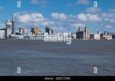 Der Flugzeugträger Prince of Wales der Royal Navy, der an der historischen Küste Liverpools am Fluss Mersey festgemacht hat, wurde von der UNESCO zum Weltkulturerbe erklärt Stockfoto