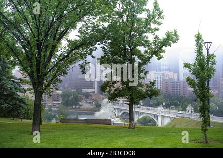 Stadtbild Von Calgary. Mitten im tiefen Nebel. Nebeliger und kalter Tag. Center Street Bridge Stockfoto