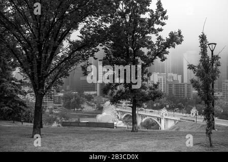 Stadtbild Von Calgary. Mitten im tiefen Nebel. Nebeliger und kalter Tag. Center Street Bridge Stockfoto