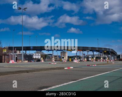 Die mautstelle an der Birkenhead Seite des Queensway Tunnels nach Liverpool unter dem Fluss Mersey an einem sonnigen Tag mit blauem Himmel Stockfoto