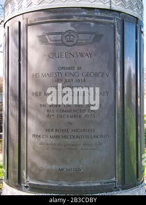 Eine Plakette auf dem als Grade II aufgeführten Mersey Tunnel Monument, die den Beginn der Ingenieurarbeiten im Jahr 1925 markiert, die zur Eröffnung des Queensway Tunnels führten Stockfoto