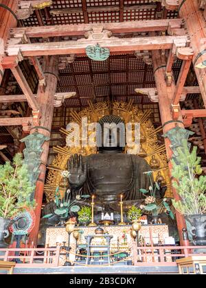 Großer Buddha des Todai-JI-Tempels, einer UNESCO-Stätte und bis vor kurzem eines der größten Holzgebäude der Welt. Stockfoto