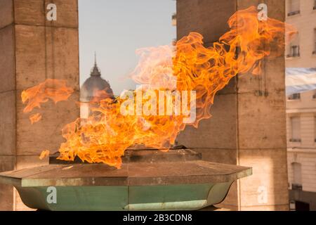 Feuer, das aus einem Denkmal kommt Stockfoto