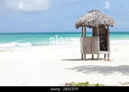 Rettungsschwimmer Pergola am karibischen Strand Stockfoto