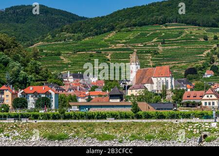 Blick von der Donau auf das Dorf Sptiz in Wachau, eine der UNESCO-Welterbestätten Österreichs Stockfoto