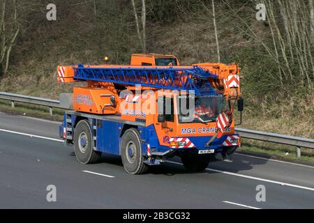 Liebherr LTM1030 MGA Crane Stellt Hebedienste ein, die auf der Autobahn M6 in der Nähe von Preston in Lancashire, Großbritannien, fahren Stockfoto