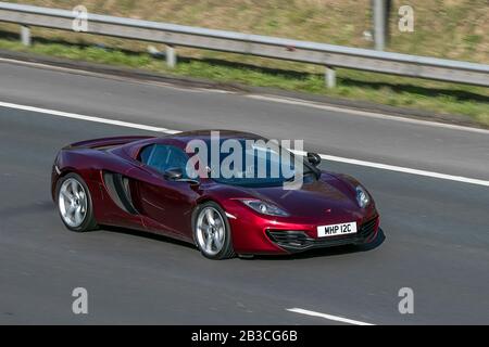 2013 roter McLaren mp4-12c 592 BHP 3798cc Benzin-Sportwagen auf der Autobahn M6 in der Nähe von Preston in Lancashire, Großbritannien Stockfoto