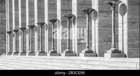 Perspektive symmetrischer Säulenaufbau im Nationalflaggendenkmal Stockfoto