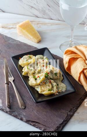 Butter und Parmesankäse Tortelloni in alfredo Soße herb Stockfoto