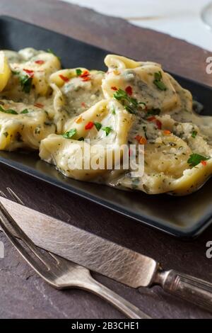 Butter und Parmesankäse Tortelloni in alfredo Soße herb Stockfoto