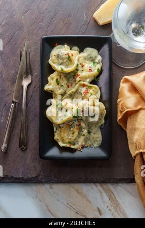 Butter und Parmesankäse Tortelloni in alfredo Soße herb Stockfoto