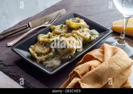 Butter und Parmesankäse Tortelloni in alfredo Soße herb Stockfoto