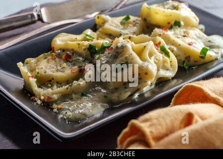 Butter und Parmesankäse Tortelloni in alfredo Soße herb Stockfoto