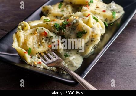 Butter und Parmesankäse Tortelloni in alfredo Soße herb Stockfoto