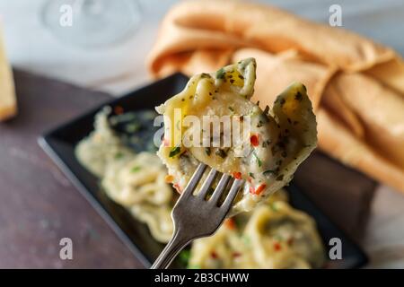 Butter und Parmesankäse Tortelloni in alfredo Soße herb Stockfoto