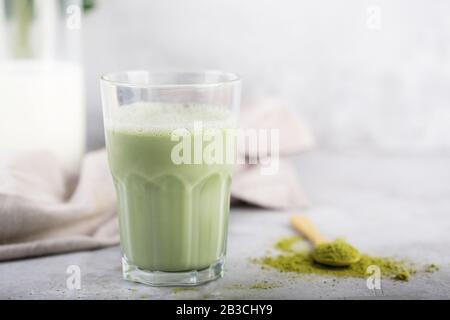 Heiße grüne Matcha Latte mit Mandelmilch Stockfoto