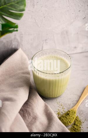 Heiße grüne Matcha Latte mit Mandelmilch Stockfoto