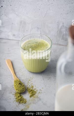 Heiße grüne Matcha Latte mit Mandelmilch Stockfoto