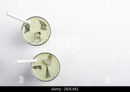 Iced Green Matcha Latte mit Mandelmilch Stockfoto