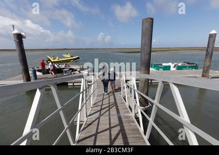 Menschen, die sich auf dem Wasser in der Lagune Ria Formosa in Faro, Portugal, ausruhen Stockfoto