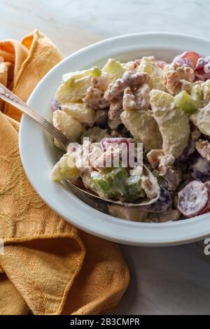 waldorffruchtsalat aus Nussbaum mit griechischen Joghurt Trauben und geschnittenem apfel Stockfoto