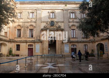 Der Palast Vilhena, auch bekannt als "Magisterial Palace" (Maltesisch: Palazz Maġisterjali) und "Palazzo Pretorio", ist ein französischer Palast des Barock in Mdina, Malta. Stockfoto