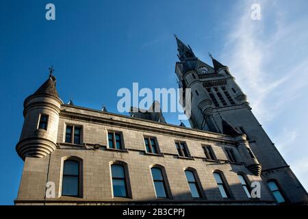 Foto von Aberdeen Majestic Neoghic Town House, Schottland, die Wände aus Granit werden durch das Sonnenlicht am frühen Morgen gegen einen pantone blauen Himmel beleuchtet Stockfoto