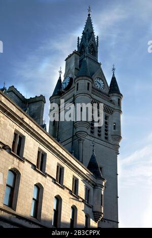 Foto von Aberdeen Majestic Neoghic Town House, Schottland, die Wände aus Granit werden durch das Sonnenlicht am frühen Morgen gegen einen pantone blauen Himmel beleuchtet Stockfoto