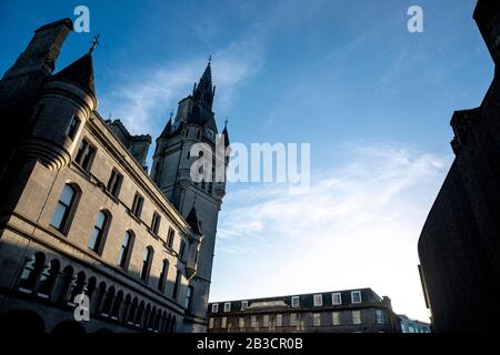 Foto von Aberdeen Majestic Neoghic Town House, Schottland, die Wände aus Granit werden durch das Sonnenlicht am frühen Morgen gegen einen pantone blauen Himmel beleuchtet Stockfoto