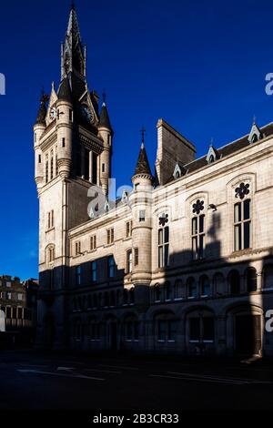 Foto von Aberdeen Majestic Neoghic Town House, Schottland, die Wände aus Granit werden durch das Sonnenlicht am frühen Morgen gegen einen pantone blauen Himmel beleuchtet Stockfoto