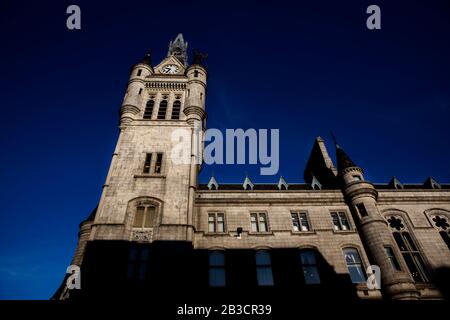 Foto von Aberdeen Majestic Neoghic Town House, Schottland, die Wände aus Granit werden durch das Sonnenlicht am frühen Morgen gegen einen pantone blauen Himmel beleuchtet Stockfoto