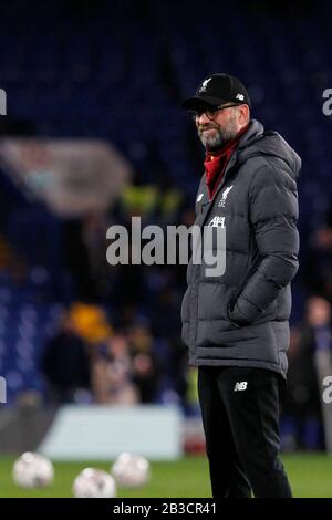 London, Großbritannien. März 2020. Liverpools Manager Jurgen Klopp beobachtet während der FA-Cup-Runde des 16. Spiels zwischen Chelsea und Liverpool an der Stamford Bridge, London, England am 3. März 2020. Foto von Carlton Myrie. Nur redaktionelle Nutzung, Lizenz für kommerzielle Nutzung erforderlich. Keine Verwendung bei Wetten, Spielen oder einer einzelnen Club-/Liga-/Spielerpublikationen. Kredit: UK Sports Pics Ltd/Alamy Live News Stockfoto