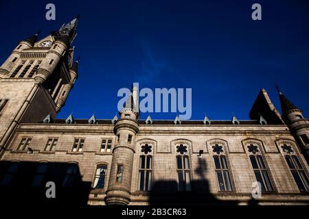 Foto von Aberdeen Majestic Neoghic Town House, Schottland, die Wände aus Granit werden durch das Sonnenlicht am frühen Morgen gegen einen pantone blauen Himmel beleuchtet Stockfoto