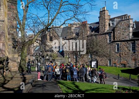 Eine der vielen Wanderungen, Besuche Greyfriars Kirkyards in Edinburgh Altstadt jeden Tag. Stockfoto