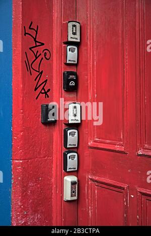 Schlüsselsafes für Airbnb oder kurzfristige Abflugsafes an der Tür einer Mietskneige in der Blackfriars Street, Edinburgh, Schottland, Großbritannien. Stockfoto