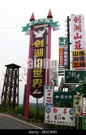 Yunlin, Taiwan - DEC 18: Viele Schilder zeigen ein anderes Reiseziel Stockfoto